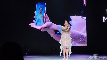 Lyodra pamer Lockscren kece gegara One UI 5.1. Foto: Adi Fida Rahman/detikINET