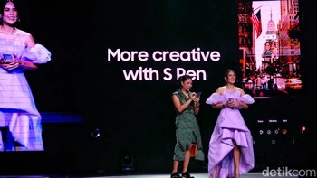 Dian dan Raisa menjelaskan fitur S Pen di Galaxy S23 Ultra. Foto: Adi Fida Rahman/detikINET