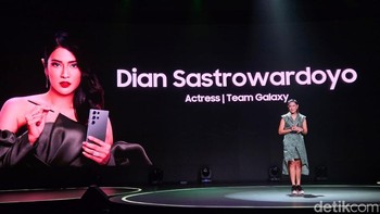 Dian Sastrowardoyo membagi pengalamannya menggunakan Galaxy S23 Ultra. Foto: Adi Fida Rahman/detikINET