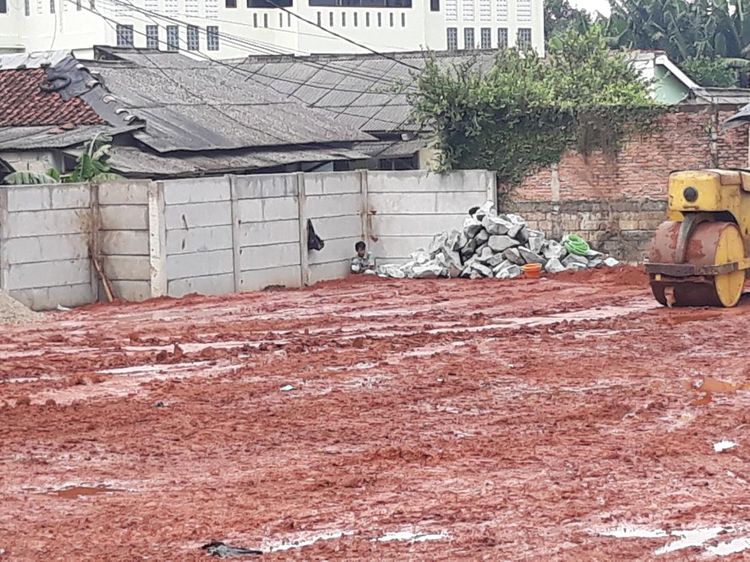 Potret Akses Gang Besan: Ditembok Beton-Diratakan Tanah Merah