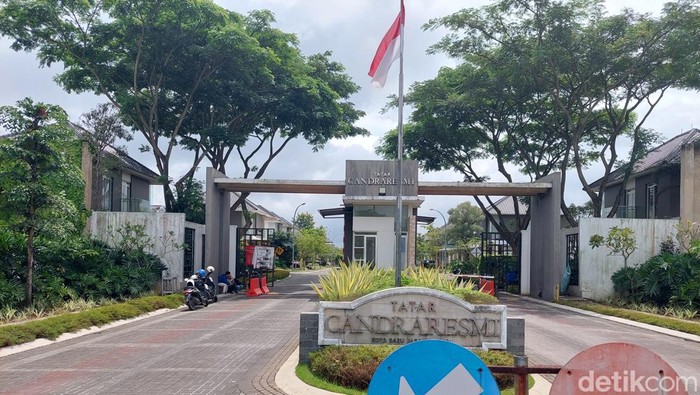 Gerbang masuk ke kompleks Rumah Doni Salmanan di Kota Baru Parahyangan