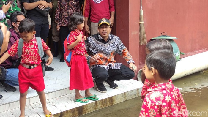 Gus Muhdlor saat meninjau banjir di Tanggulangin
