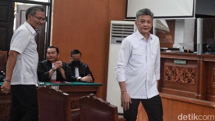 Sidang pembacaan vonis Hendra Kurniawan Agus Nurpatria Adi terkait kasus perusakan CCTV ditunda. Hakim menyatakan berkas putusan keduanya belum siap.