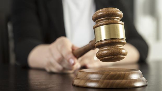 CauSeorang terdakwa pidana bisa memperoleh keringanan hukum. Lantas, apa saja hal-hal yang bisa meringankan hukuman pidana terdakwa? Cek penjelasannya!casian woman holding gavel
