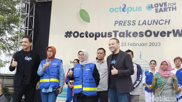 Hamish Daud mengenalkan platform digital daur ulang sampah miliknya, Octopus di Gedung Sate.