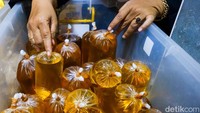 Harga minyak goreng curah di Pondok Labu naik dari Rp 15.000/kg menjadi Rp 16.000/kg sejak dua pekan terakhir.