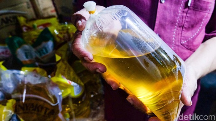 Harga minyak goreng curah mulai merangkak naik jelang bulan Ramadhan atau bulan puasa. Di Jakarta, harga minyak goreng curah berkisar Rp 16.000/kg.