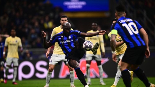 Inter Milans Belgian forward Romelu Lukaku shoots to open the scoring during the UEFA Champions League round of 16 first leg football match between Inter Milan and FC Porto, on February 22, 2023 at the San Siro (Giuseppe-Meazza) stadium in Milan. (Photo by Marco BERTORELLO / AFP) (Photo by MARCO BERTORELLO/AFP via Getty Images)