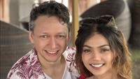 Belum lama pasangan tersebut merayakan ulang tahun pernikahan di hotel. Keduanya tampak bahagia saat menerima sepiring kue dengan tulisan “Happy Anniv”. Foto: Instagram @rinanose16