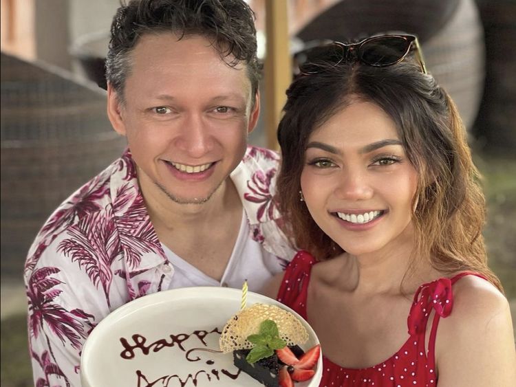 Intip Mesranya Rina Nose Saat Masak dan Kulineran Bareng Suami