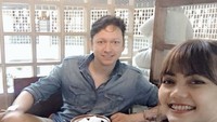 Sejak dulu, Rina dan suaminya yang merupakan keturunan Belanda ini suka memotret momennya saat makan di restoran. Foto: Instagram @rinanose16