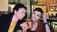 Rina Nose dan suami bulenya juga pernah terlihat sedang menikmati minuman di restoran. Foto: Instagram @rinanose16
