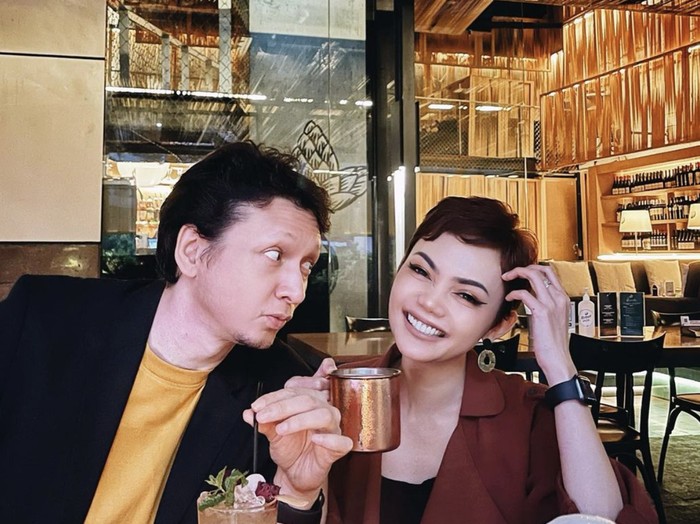 Intip Mesranya Rina Nose Saat Masak dan Kulineran Bareng Suami