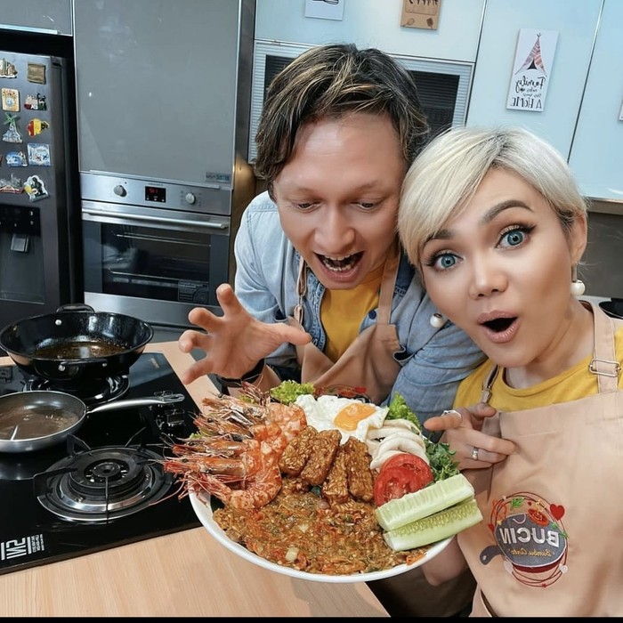 Intip Mesranya Rina Nose Saat Masak dan Kulineran Bareng Suami