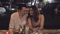 Sebelum mulai makan malam, Rina Nose dan suaminya, Josscy Aartsen tak lupa mengabadikan momen bersama. Terlihat yang datang baru minuman saja. Foto: Instagram @rinanose16