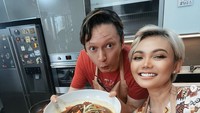 Tak hanya makan, pasangan ini juga sering masak bareng. Salah satunya saat mereka masak gabus pucung. Foto: Instagram @rinanose16