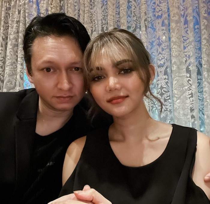 Intip Mesranya Rina Nose Saat Masak dan Kulineran Bareng Suami