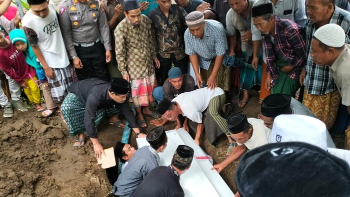 Jenazah Irma Lestari (33) dimakamkan oleh keluarganya di tempat pemakaman umum (TPU) Dusun Perampuan Barat, Lombok Barat, Kamis (23/2/2023). Irma merupakan salah satu WNI yang menjadi korban gempa Turki.