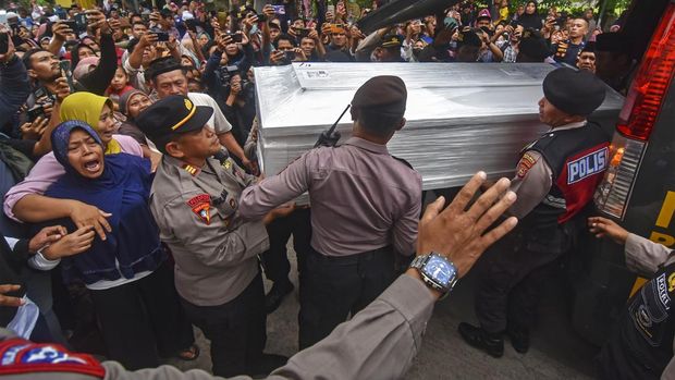 Sejumlah warga memasukkan peti jenazah Irma Lestari ke liang lahat saat dimakamkan di Dusun Perampuan Barat, Desa Perampuan Kecamatan Labuapi, Gerung, Lombok Barat, NTB, Kamis (23/2/2023). Irma Lestari (34) adalah salah seorang dari lima WNI yang hilang kontak dan ditemukan meninggal dunia pada peristiwa gempa Turki berkekuatan magnitudo 7,8 pada 6 Februari 2023. ANTARA FOTO/Ahmad Subaidi/tom.