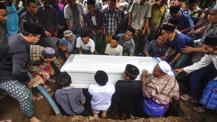 Sejumlah warga memasukkan peti jenazah Irma Lestari ke liang lahat saat dimakamkan di Dusun Perampuan Barat, Desa Perampuan Kecamatan Labuapi, Gerung, Lombok Barat, NTB, Kamis (23/2/2023). Irma Lestari (34) adalah salah seorang dari lima WNI yang hilang kontak dan ditemukan meninggal dunia pada peristiwa gempa Turki berkekuatan magnitudo 7,8 pada 6 Februari 2023. ANTARA FOTO/Ahmad Subaidi/tom.