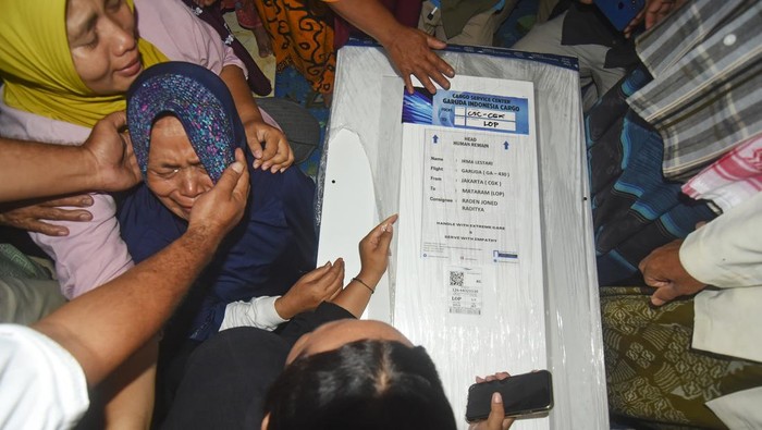 Isak Tangis Sambut Jenazah Warga Lombok Korban Gempa Turki Sejumlah warga memasukkan peti jenazah Irma Lestari ke liang lahat saat dimakamkan di Dusun Perampuan Barat, Desa Perampuan Kecamatan Labuapi,Β Gerung, Lombok Barat, NTB, Kamis (23/2/2023). Irma Lestari (34)Β adalah salah seorang dari lima WNI yang hilang kontak dan ditemukan meninggal dunia pada peristiwa gempa Turki berkekuatan magnitudo 7,8 pada 6 Februari 2023. ANTARA FOTO/Ahmad Subaidi/tom.