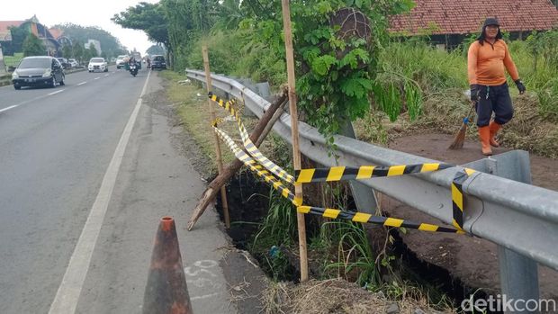 Bahu jalan Jogja-Solo di Kecamatan Delanggu, Klaten ambrol.