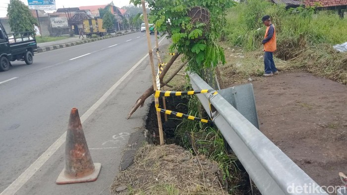 Bahu jalan di jalan Jogja-Solo, ruas Kecamatan Delanggu, Klaten, Jawa Tengah ambrol. Ambrolnya baju jalan menyebabkan tepi bahu jalan berlubang.