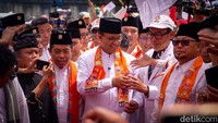 Anies tiba menaiki delman dari Ragunan.