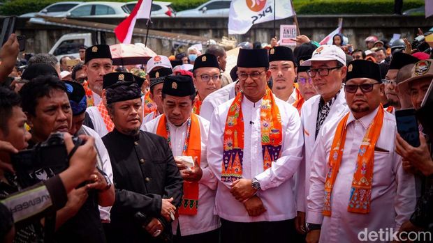 Anies Baswedan tiba di DPP PKS jelang dideklarasikan sebagai capres PKS. Kader PKS menyambut meriah Anies.