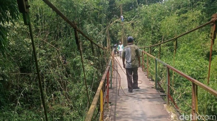 Jembatan gantung penghubung Desa Dompol dan Kendalsari, Kecamatan Kemalang, Klaten, ditutup. Foto diunggah Kamis (23/2/2023).