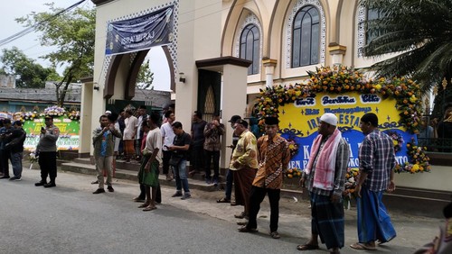 Warga menyambut kedatangan jenazah mendiang Irma Lestari (33), korban gempa Turki 7,8 magnitudo di Dusun Perampuan Barat, Desa Perampuan, Labuapi, Lombok Barat, Kamis (23/2/2023).