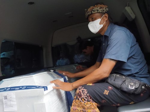 Jenazah Ni Wayan Supini dibawa ke Klungkung begitu tiba di Bandara Ngurah Rai, Kamis (23/3/2023).