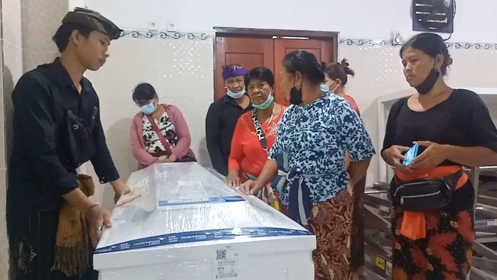 Jenazah korban gempa Turki asal Bali, Ni Wayan Supini (44) disambut kerabat di ruang jenazah Rumah Sakit Umum Daerah (RSUD) Klungkung, Kamis (23/2/2023).