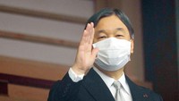 Kaisar muncul di balkon istana bersama anggota keluarga kekaisaran untuk berbicara dengan pengunjung. Eugene Hoshiko/Pool via REUTERS.