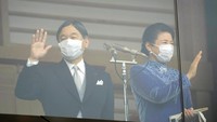 Kaisar Naruhito dan istrinya melambaikan tangan kepada warga yang datang. Eugene Hoshiko/Pool via REUTERS.