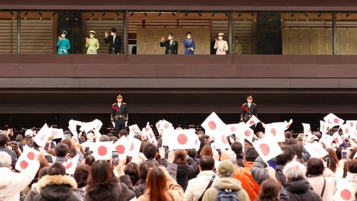 Kaisar Jepang Ultah, Warga Ramai Ucapkan Selamat People enter the Imperial Palace to congratulate Emperor Naruhito of Japan on his birthday on February 23, 2023, Tokyo, Japan. People gathered to celebrate Naruhito's birthday at the Imperial Palace. Rodrigo Reyes Marin/Pool via REUTERS