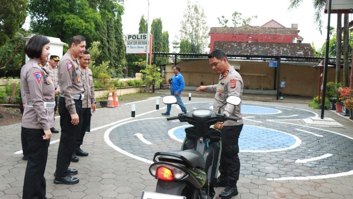 Kapolda DIY Irjen Suwondo Nainggolan dan Dirlantas Polda DIY Kombes Alfian meninjau fasilitas latihan ujian praktik SIM di Mapolsek Berbah
