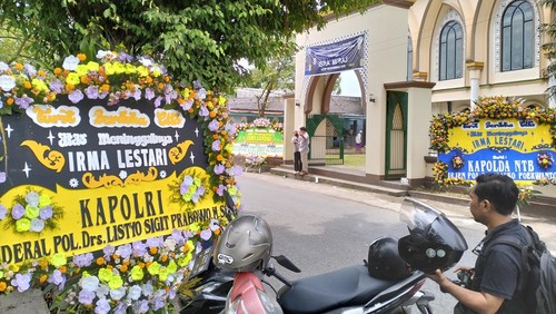 Karangan bunga dari Kapolda NTB hingga Kapolri untuk mendiang Irma Lestari (33), korban gempa Turki, Kamis (23/2/2023).