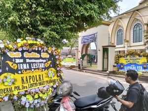 Karangan Bunga Kapolri-Kapolda NTB Sambut Jenazah Korban Gempa Turki