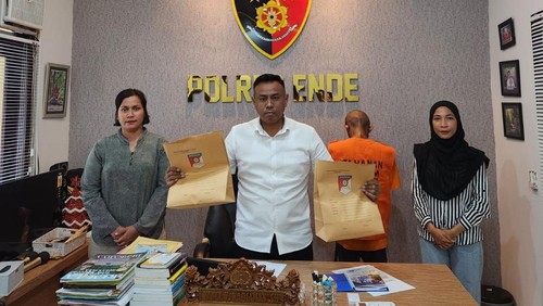 Kasat Reskrim Polres Ende Iptu Yance Kadiaman memperlihatkan JS, tersangka pemerkosaan siswi SMA di Ende, Nusa Tenggara Timur.