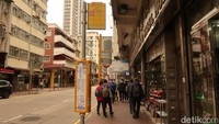 Lansia di sana sudah terbiasa naik turun tangga. Mereka tak mau pindah ke apartemen baru sekalipun karena sudah nyaman. (bonauli/detikcom)