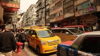 Yang membuat kawasan ini sedikit berbeda adalah apartemennya. Kalau di sini apartemennya masih jadul dan tidak ada lift. (bonauli/detikcom)