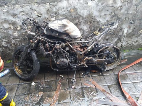 Motor sport yang tinggal kerangka dalam kebakaran di Karangasem, Kamis (23/2/2023).