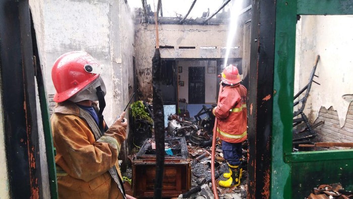Damkartan Karangasem saat melakukan proses pemadaman kebakaran gudang beserta isinya milik I Nengah Mider yang berada di Desa Bugbug Kamis (23/2/2023).