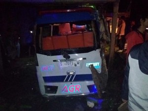 Elf Rombongan Ziarah Wali Lima Diseruduk Bus di Jombang, 14 Orang Luka