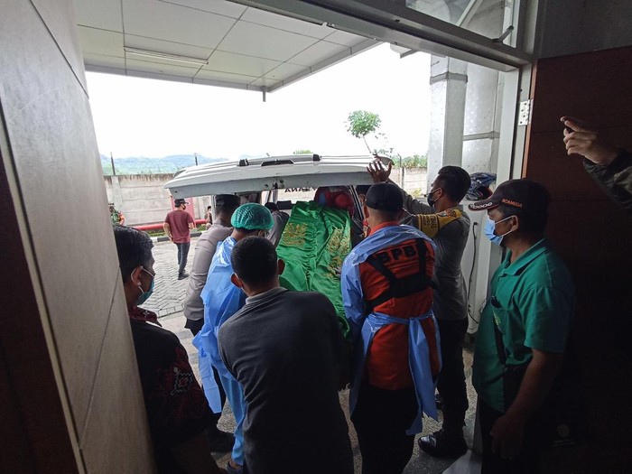 keluarga korban ledakan petasan di blitar