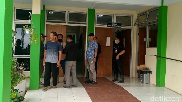 Keluarga mayat wanita yang ditemukan tewas di kebun singkong Batang, Kamis (23/2/2023)