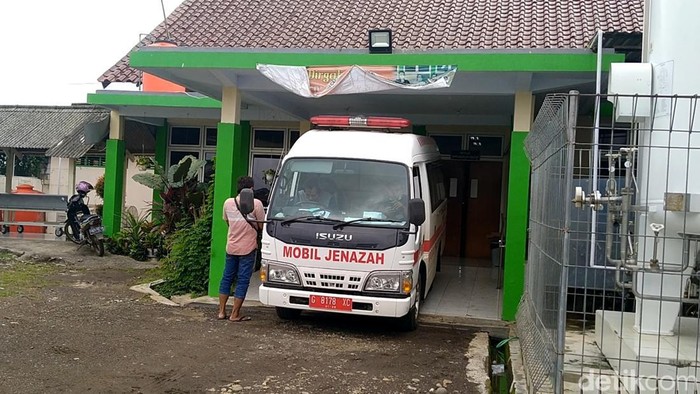 Keluarga mayat wanita yang ditemukan tewas di kebun singkong Batang, Kamis (23/2/2023)