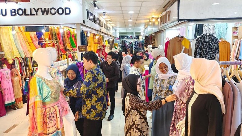 Keramaian Blok M Square.