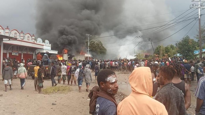Kericuhan di Wamena akibat isu penculikan anak.